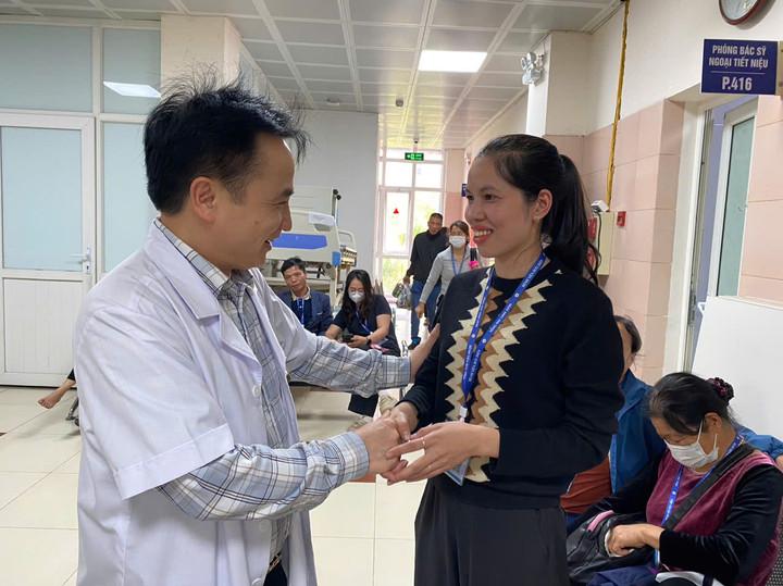 Khoảnh khắc sau ca mổ khó của bác sĩ trưởng khoa 'nổi như cồn' trên TikTok- Ảnh 2.