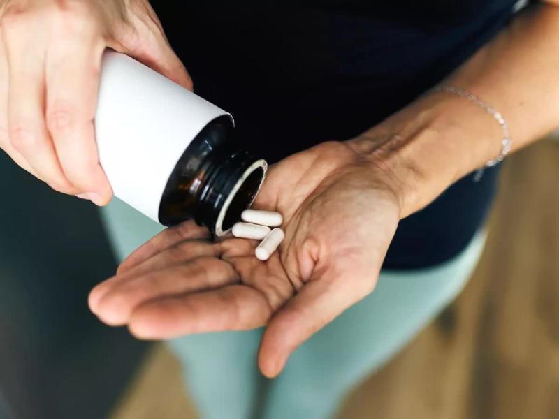 Người dùng vitamin D được cảnh báo "dừng ngay": Uống càng nhiều càng tốt có thể là một sai lầm nguy hiểm- Ảnh 1.