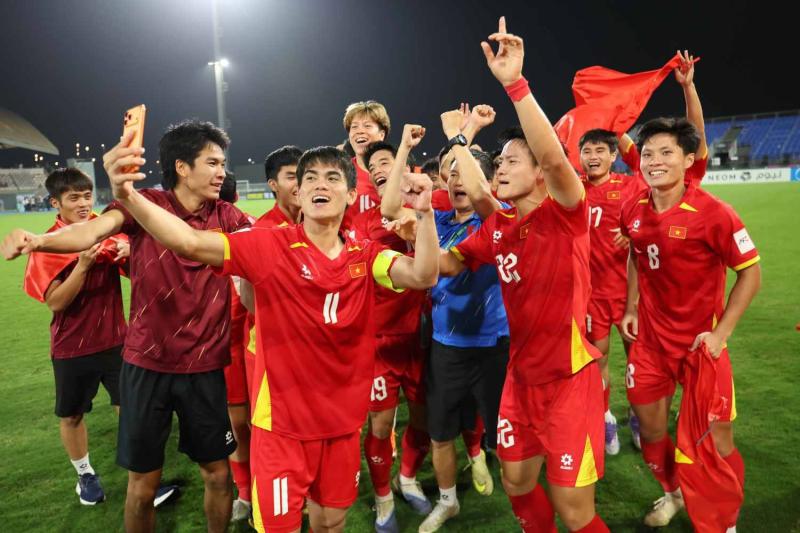Ảnh: Xúc động khoảnh khắc Lý Đức cõng Hiểu Minh chấn thương, HLV Kim Sang-sik ăn mừng với cờ tổ quốc Việt Nam- Ảnh 10.