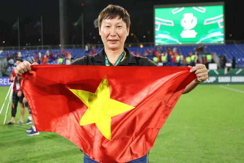 Ảnh: Xúc động khoảnh khắc Lý Đức cõng Hiểu Minh chấn thương, HLV Kim Sang-sik ăn mừng với cờ tổ quốc Việt Nam- Ảnh 3.