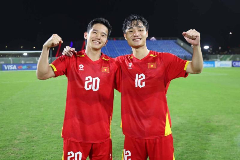 Ảnh: Xúc động khoảnh khắc Lý Đức cõng Hiểu Minh chấn thương, HLV Kim Sang-sik ăn mừng với cờ tổ quốc Việt Nam- Ảnh 9.