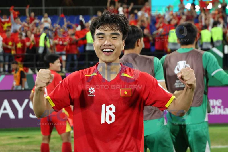 Ảnh: Xúc động khoảnh khắc Lý Đức cõng Hiểu Minh chấn thương, HLV Kim Sang-sik ăn mừng với cờ tổ quốc Việt Nam- Ảnh 8.