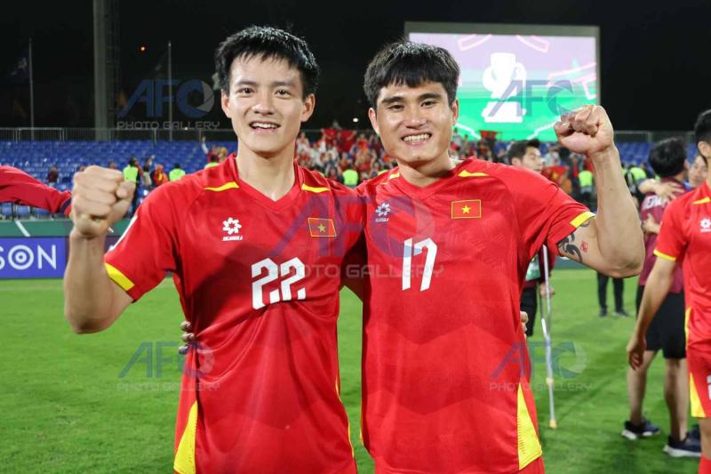 Ảnh: Xúc động khoảnh khắc Lý Đức cõng Hiểu Minh chấn thương, HLV Kim Sang-sik ăn mừng với cờ tổ quốc Việt Nam- Ảnh 7.