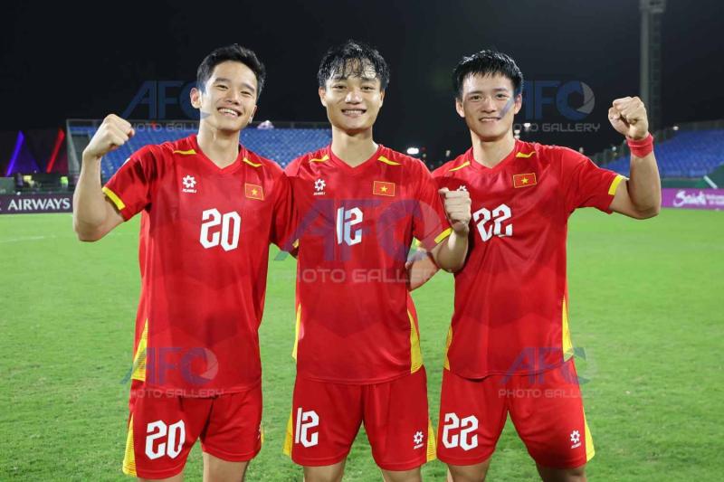 Ảnh: Xúc động khoảnh khắc Lý Đức cõng Hiểu Minh chấn thương, HLV Kim Sang-sik ăn mừng với cờ tổ quốc Việt Nam- Ảnh 6.