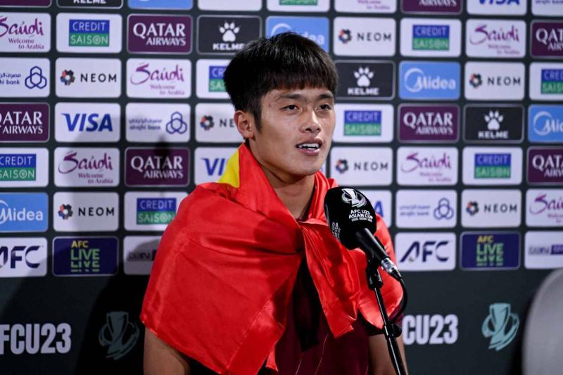 Cái xoa đầu ấm áp của HLV Kim Sang-sik dành cho Quốc Việt- Ảnh 1.