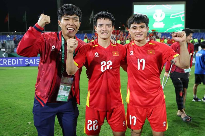 Ảnh: Xúc động khoảnh khắc Lý Đức cõng Hiểu Minh chấn thương, HLV Kim Sang-sik ăn mừng với cờ tổ quốc Việt Nam- Ảnh 2.