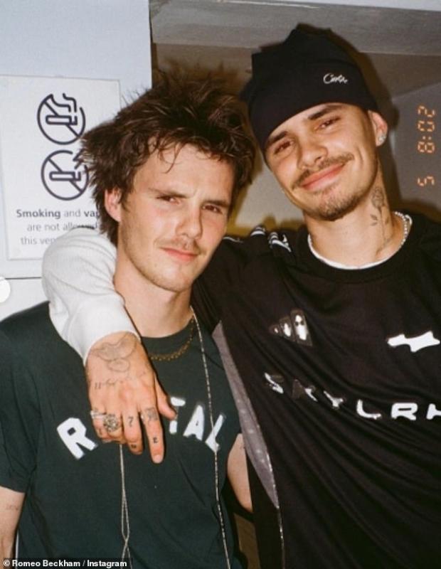 Năm mới hận cũ: Cậu cả nhà Beckham bị các em ruột 
