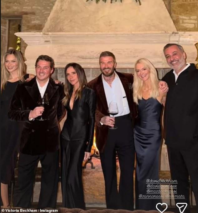 "Tóm dính" vợ chồng con cả nhà Beckham quẩy hết nấc ở hộp đêm giữa lúc phớt lờ lời yêu từ bố - David Beckham- Ảnh 3.