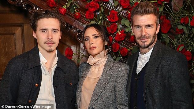 Bạn bè của Victoria Beckham bức xúc: Tại sao cô ấy không được nhảy thân mật với con trai của mình?- Ảnh 1.