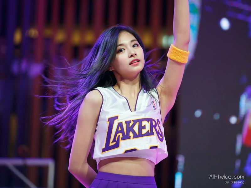 Mỹ nhân đẹp nhất thế giới 10 năm bị chê "bình hoa di động": Gây bão nhờ stage khoe vòng 1, được gỡ cấm sóng cả thành phố nức nở- Ảnh 5.