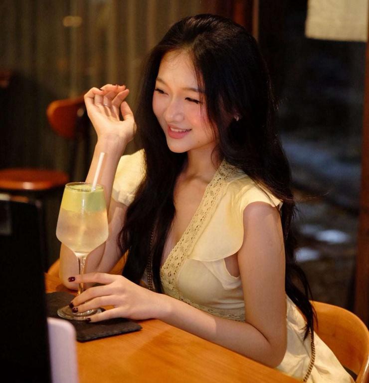 Lan truyền loạt ảnh thủ môn hotboy U23 Việt Nam Trần Trung Kiên tình tứ bên bạn gái tin đồn, visual 