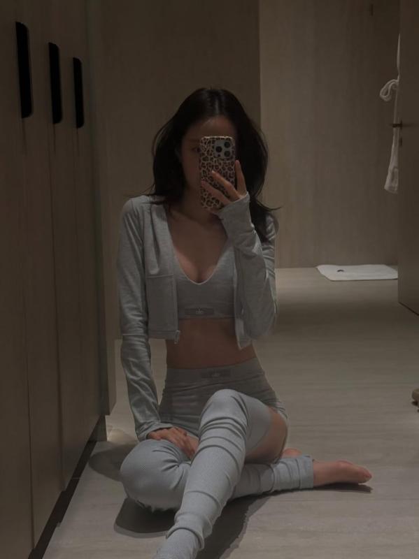"Nữ hoàng legging" Hàn Quốc duy trì eo thon bụng phẳng bằng 1 loại nước- Ảnh 2.