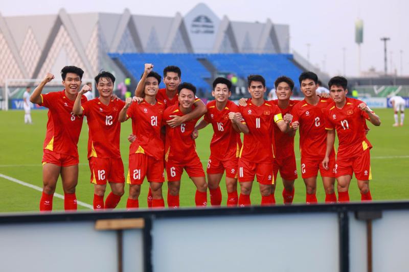 "Cái chân trái ma thuật" của Khuất Văn Khang khiến lưới U23 Kyrgyzstan rung lên bần bật- Ảnh 1.