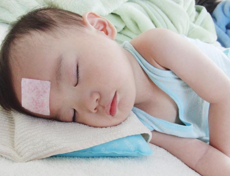 Trẻ 1 tuổi sốt cao, phụ huynh làm 1 việc khiến nhịp tim tăng vọt, hôn mê nặng, khẩn cấp đưa vào ICU- Ảnh 2.