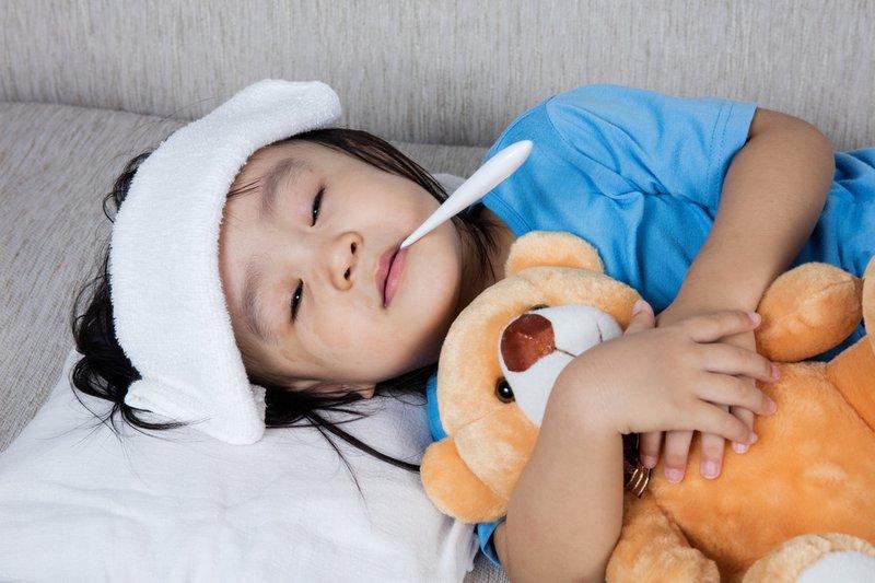 Trẻ 1 tuổi sốt cao, phụ huynh làm 1 việc khiến nhịp tim tăng vọt, hôn mê nặng, khẩn cấp đưa vào ICU- Ảnh 1.