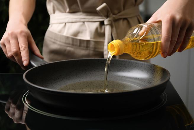 Tổ chức Y tế Thế giới cảnh báo: BỎ NGAY loại dầu ăn này khỏi bếp vì nguy cơ gây ngộ độc mạn tính và kháng insulin- Ảnh 1.