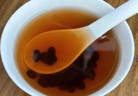 Người phụ nữ 40 tuổi uống nước đậu đen mỗi ngày để “thải độc”: 2 năm sau đi khám, bác sĩ nói một câu khiến ai cũng giật mình- Ảnh 1.