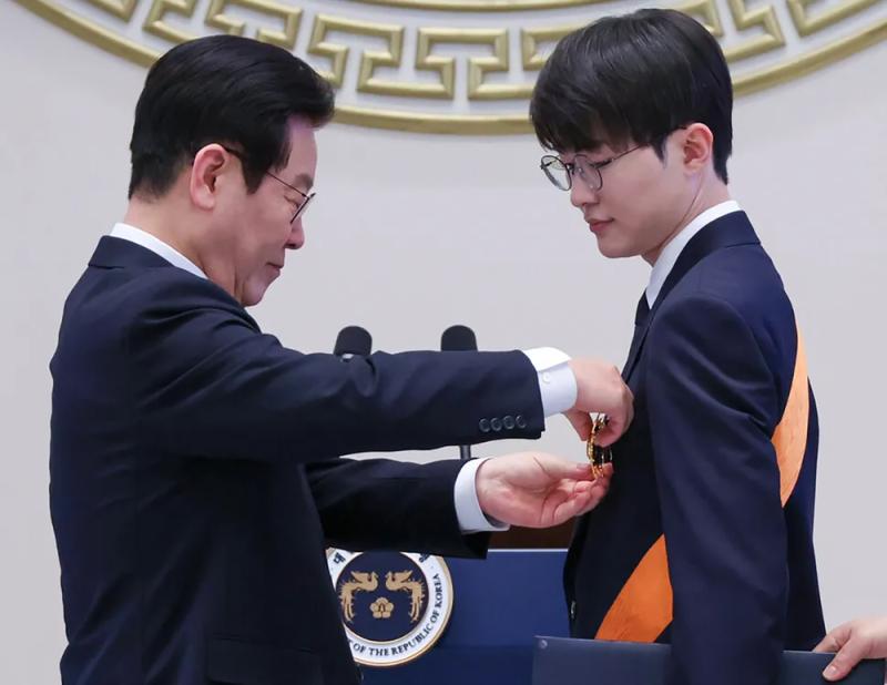 Tổng thống Hàn Quốc trao Huân chương Rồng Xanh cho Faker- Ảnh 1.