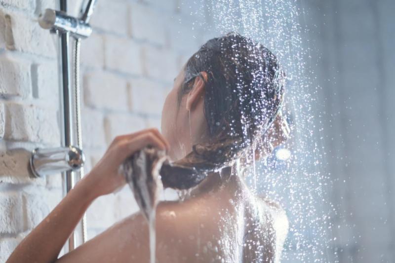 Bí mật vì sao tóc gội ngoài tiệm thơm sạch suốt 3 ngày, gội ở nhà 1 ngày sau là bết- Ảnh 3.