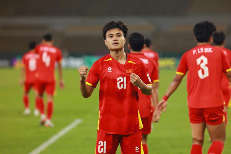 "Người hùng" U23 Việt Nam chiều bạn gái hết cỡ, vừa vào phòng thay đồ đã vội gọi điện báo tin vui chiến thắng- Ảnh 1.