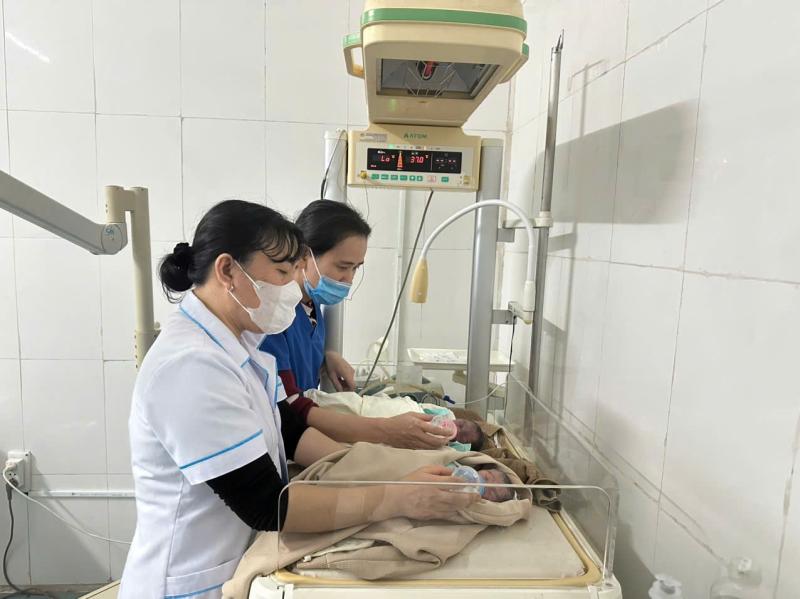 Khoảnh khắc y tế xã đỡ đẻ cho sản phụ mang song thai trên giường... xe khách- Ảnh 2.