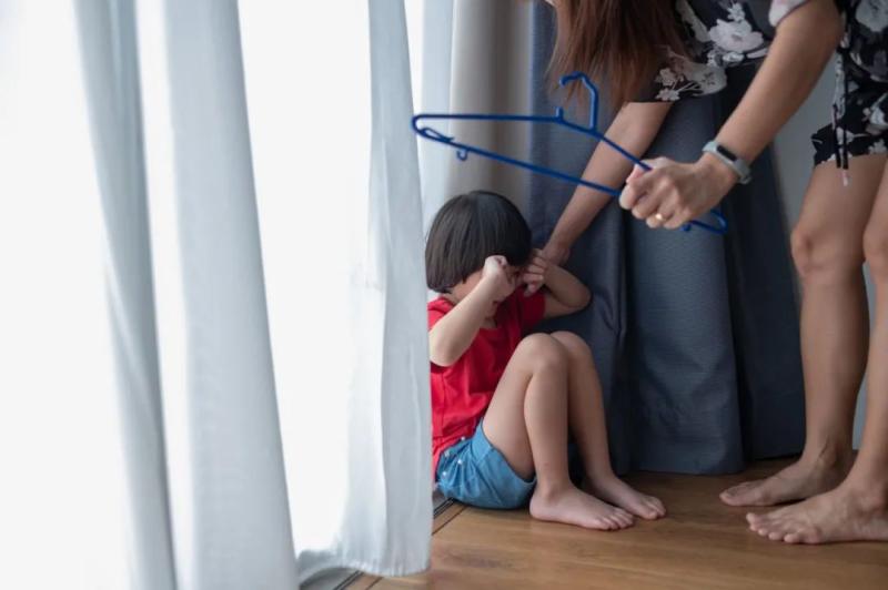 Bé lớp 2 suy thận cấp sau khi bị mẹ… đánh vào chỗ này vì lười làm bài tập về nhà- Ảnh 2.