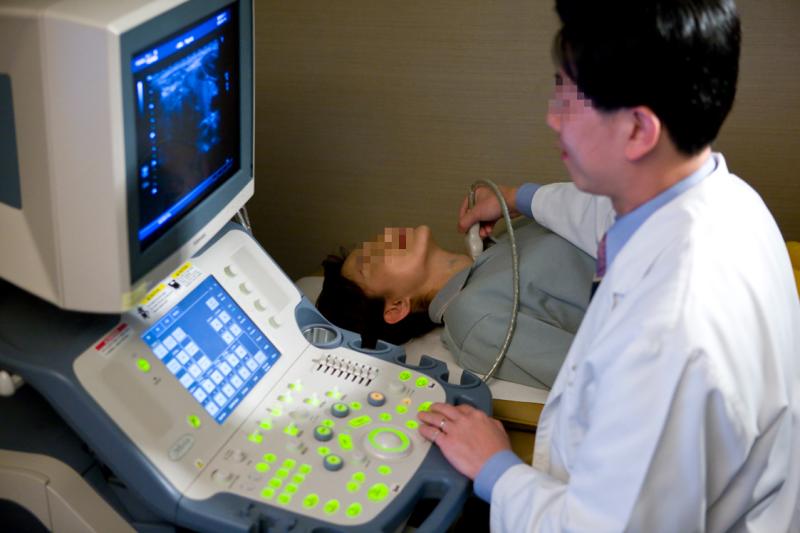 8 người một nhà cùng mắc ung thư tuyến giáp, bác sĩ nhắc nhở: Thấy 5 thay đổi này, e rằng "tế bào ung thư" đã lớn- Ảnh 4.