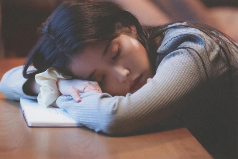 Mùa đông cứ làm 4 việc này, đừng hỏi sao mãi không hết gàu, còn làm tóc yếu và rụng nhiều hơn rõ, dùng thuốc xịn cũng chẳng bớt- Ảnh 3.