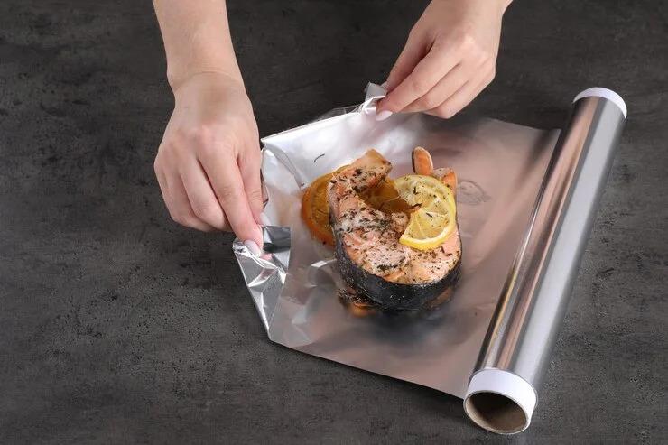 4 kiểu dùng giấy bạc biến món ngon thành "món độc", bác sĩ không bao giờ làm nhưng nhiều người tưởng tốt- Ảnh 1.