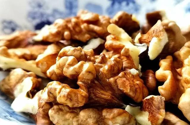 Những loại thực phẩm sau 40 tuổi nên ăn đều, giúp tim khỏe, da mịn và trẻ lâu tự nhiên- Ảnh 4.