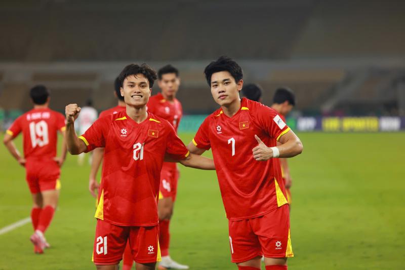 Đình Bắc ghi siêu phẩm, giơ tay chào kiêu hãnh rồi hôn lên lá cờ trên ngực trái: Tự hào quá Việt Nam ơi!- Ảnh 5.
