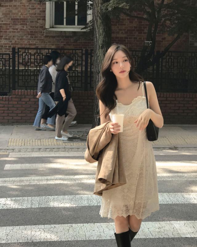 Mặc gì nếu theo đuổi style nữ tính: 5 món đồ diện lên sang trọng, không sợ 
