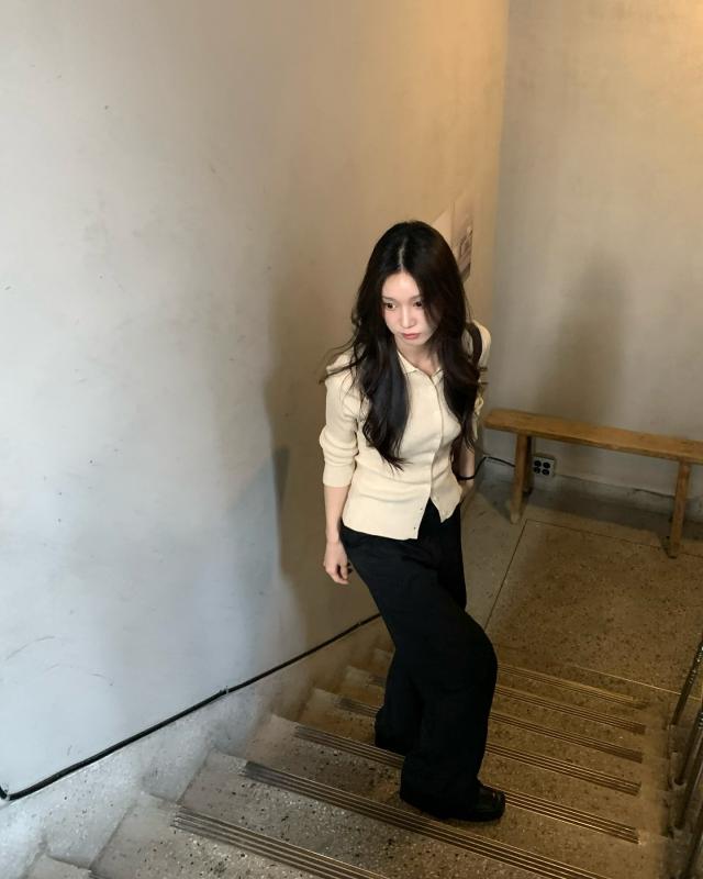 4 cách mặc áo len siêu sang chảnh, trời càng lạnh càng phải ghim- Ảnh 2. 4 cách mặc áo len siêu sang chảnh, trời càng lạnh càng phải ghim- Ảnh 2.