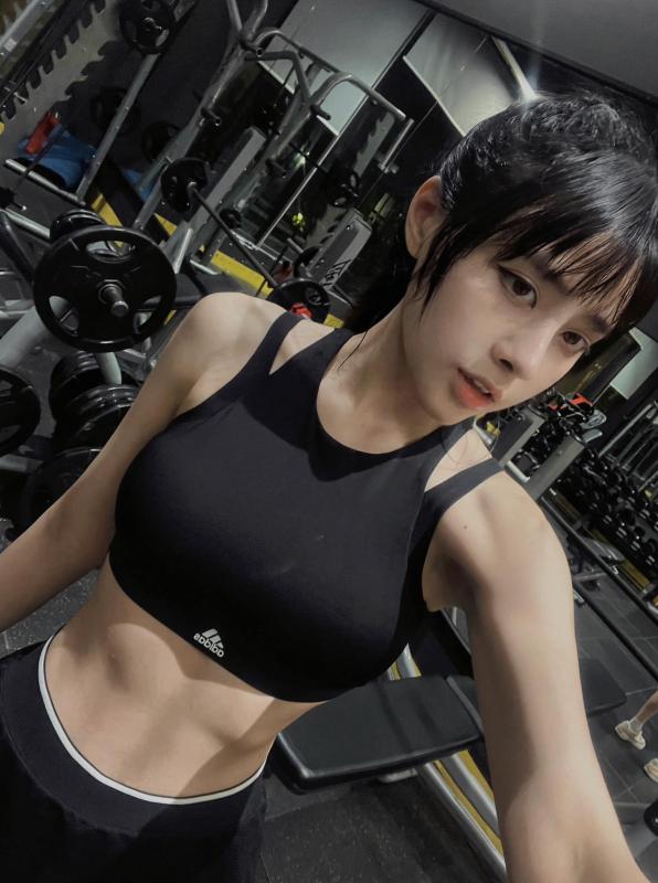 Visual nét căng, vóc dáng nuột của cô gái được cầu thủ Văn Thanh 
