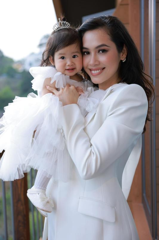 Hoàng My một mình nuôi con- Ảnh 14.