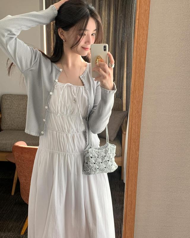 Mặc gì nếu theo đuổi style nữ tính: 5 món đồ diện lên sang trọng, không sợ 
