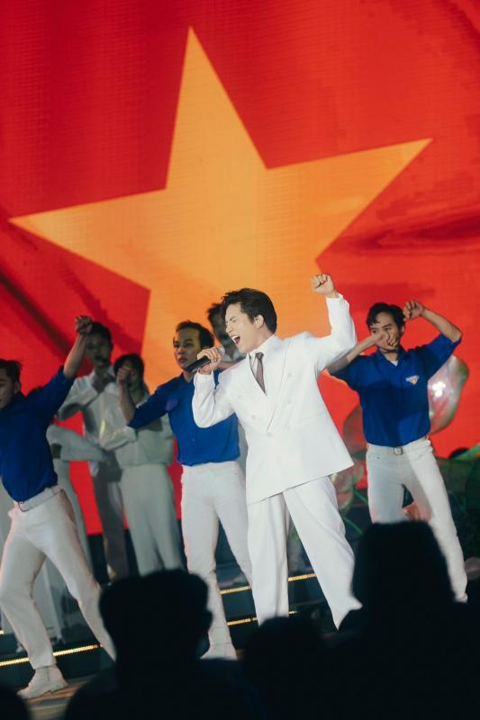 Nam ca sĩ đắt show bậc nhất hiện nay: Đẹp trai hát hay đi diễn khắp nơi, được tin tưởng giao nhiệm vụ sáng tác nhạc về Đảng- Ảnh 6.