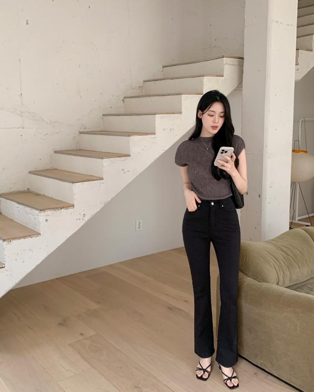 Người sành điệu là phải biết 4 cách mặc đồ tối màu sang trọng mà không hề 