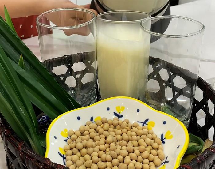 Nữ giới sau 40 tuổi kén ăn mấy cũng phải chăm "nạp" 4 thực phẩm màu vàng này: Cân bằng nội tiết, dưỡng da, giúp "già chậm"- Ảnh 1.