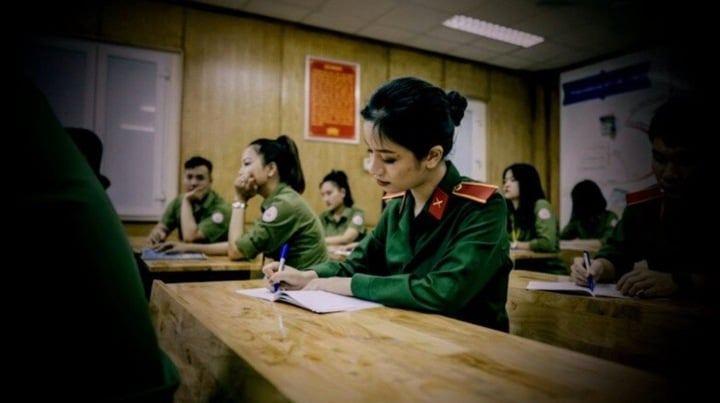 Thượng uý Quân đội đắt show nhất hiện nay: Nữ thần mở màn concert quốc gia, giọng hát càng nghe càng thích- Ảnh 3.