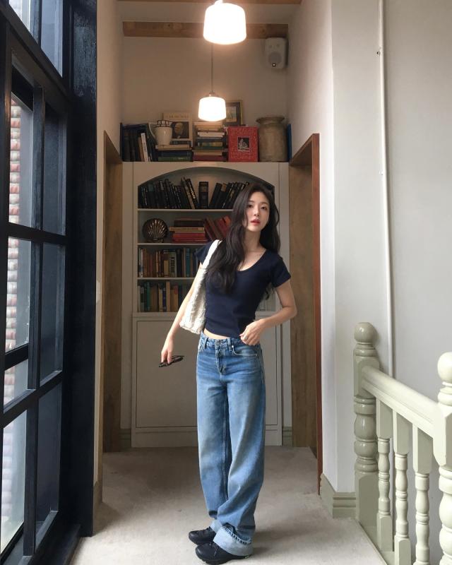 4 cách mặc quần jeans cho nàng thích phong cách tối giản- Ảnh 4.