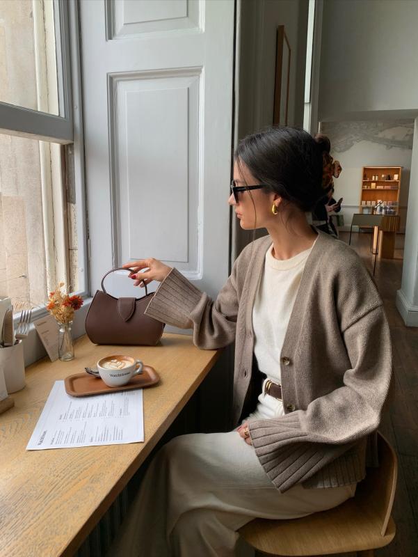 Style của phụ nữ Pháp sang trọng mọi lúc mọi nơi, hóa ra là nhờ 5 mẫu áo dài tay- Ảnh 2.