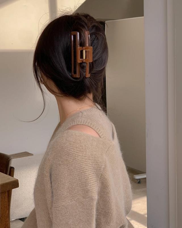 4 cách buộc tóc tuyệt đẹp và thanh lịch khi mặc áo len- Ảnh 6.
