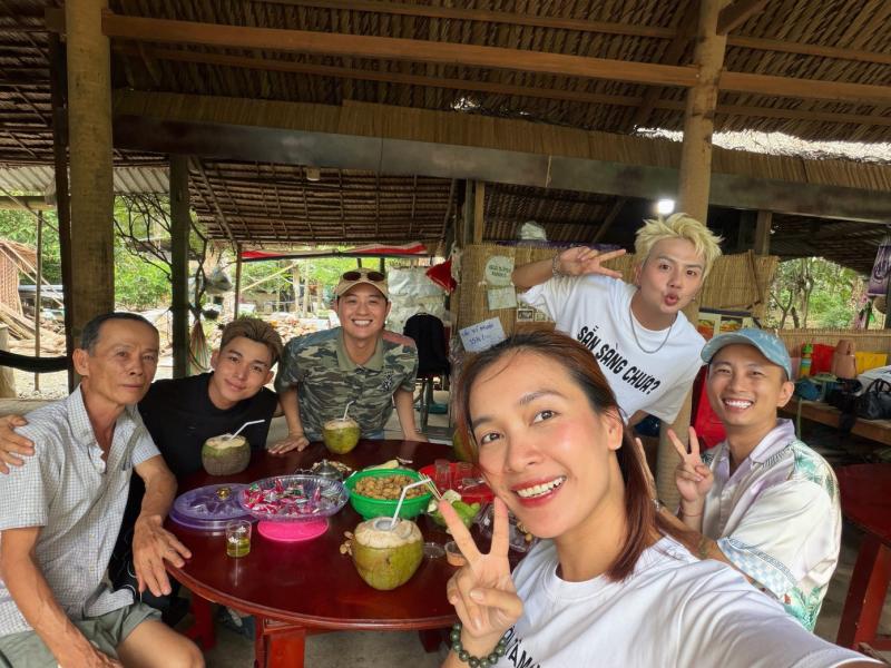 Ấm lòng dịp đầu năm: Gia đình Haha gặp chú thím Chín Cường, khoảnh khắc chung khung hình gây chú ý- Ảnh 7.