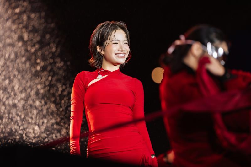 Thượng uý Quân đội đắt show nhất hiện nay: Nữ thần mở màn concert quốc gia, giọng hát càng nghe càng thích- Ảnh 4.