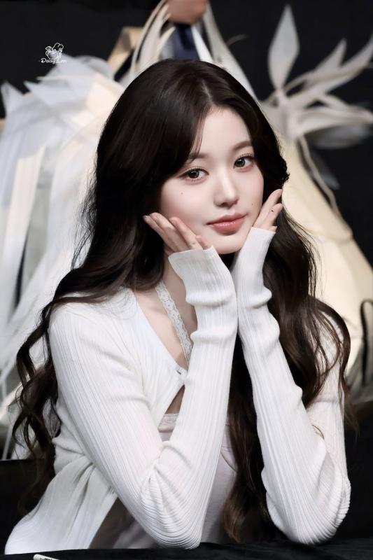 Đôi môi bất thường của Jang Wonyoung- Ảnh 3.