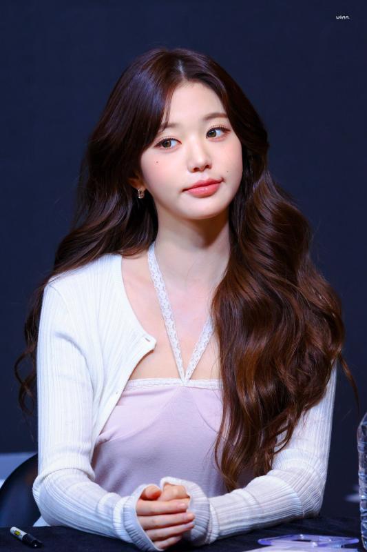 Đôi môi bất thường của Jang Wonyoung- Ảnh 4.