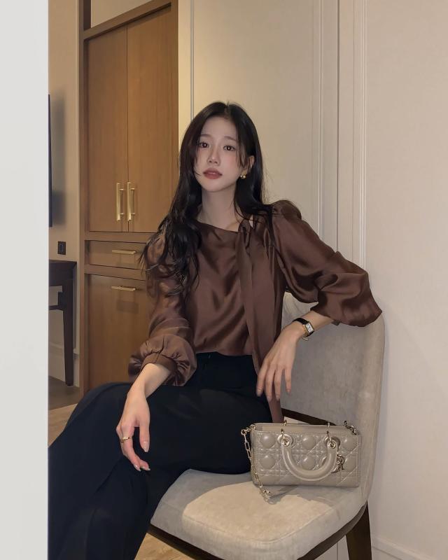 Giờ sáng suốt nhất là sắm 4 kiểu áo mỏng, nhiều mẫu tới mùa hè mặc vẫn đẹp- Ảnh 2.