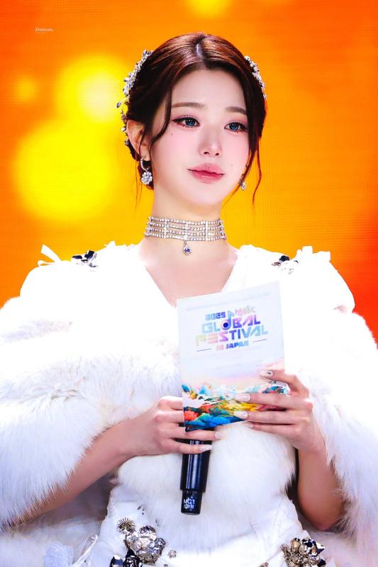 Đôi môi bất thường của Jang Wonyoung- Ảnh 2.