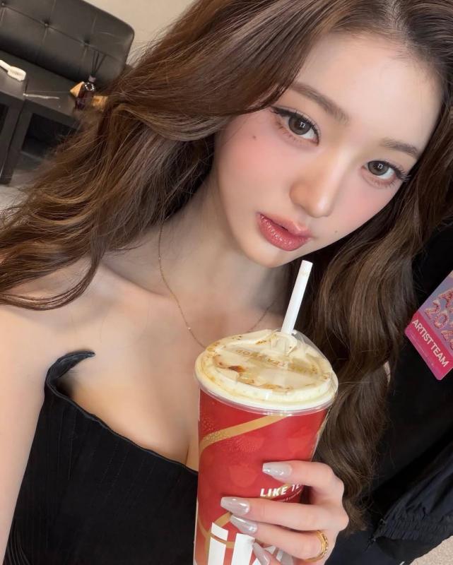 Đôi môi bất thường của Jang Wonyoung- Ảnh 13.